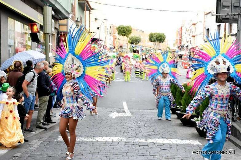 El desfile multicolor recorrió las calles de Gáldar (Foto Antonio Alí)
